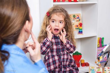 Kind bei der Logopädin