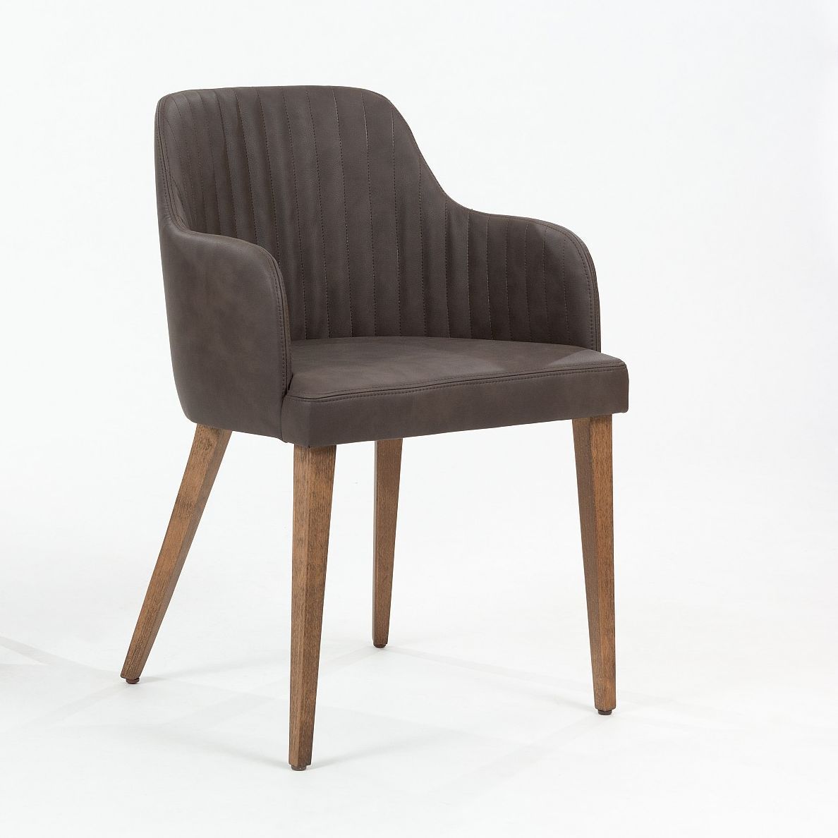 Una silla marrón con patas de madera sobre un fondo blanco.