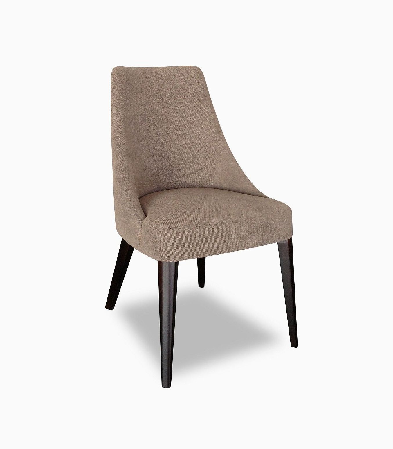 Una silla marrón con patas negras sobre un fondo blanco.