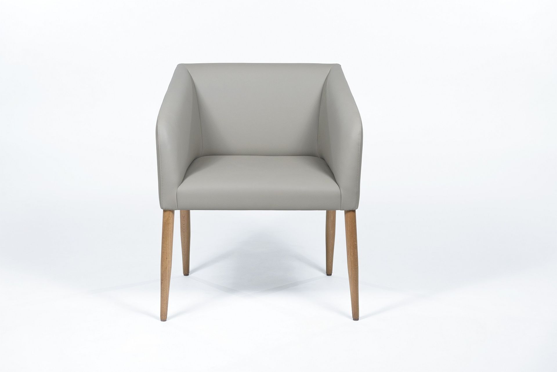 Una silla gris con patas de madera está sobre una superficie blanca.