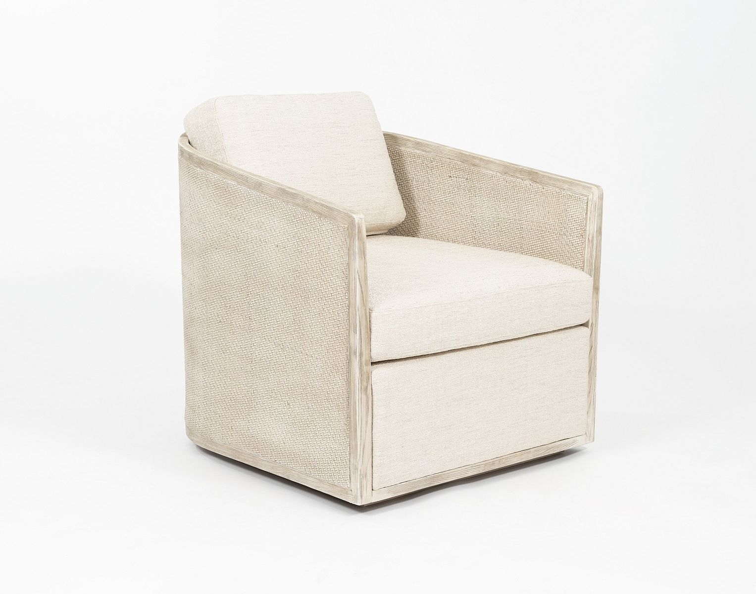 Una silla de mimbre blanca con un cojín blanco sobre un fondo blanco.