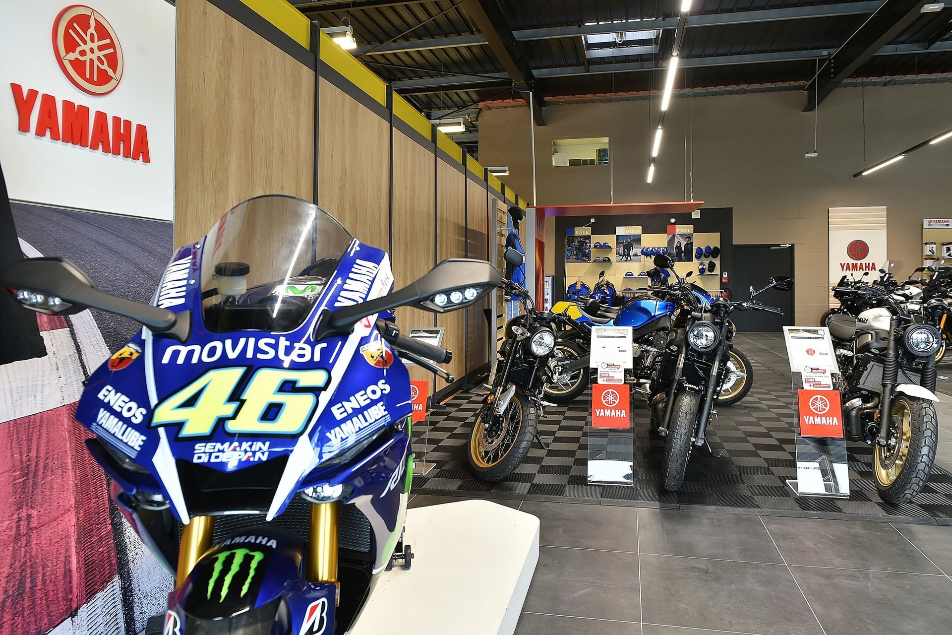 Motos Yamaha exposées en magasin