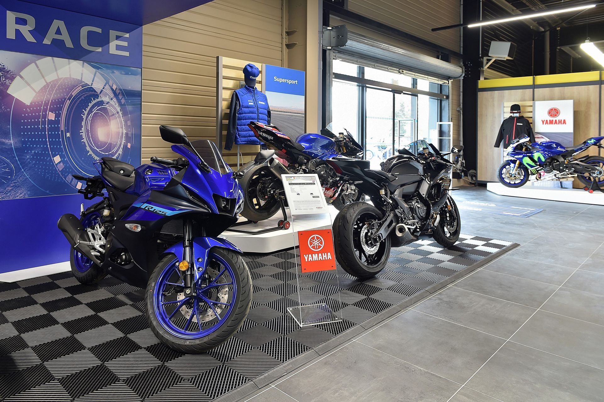 Exposition de motos neuves Yamaha en vente en boutique