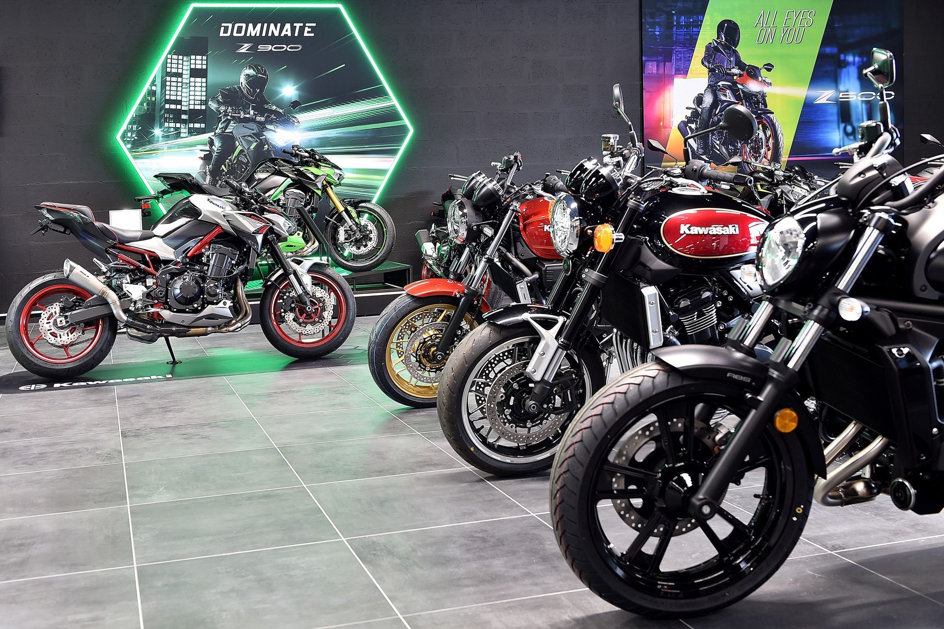 Différentes motos en exposition dans la boutique
