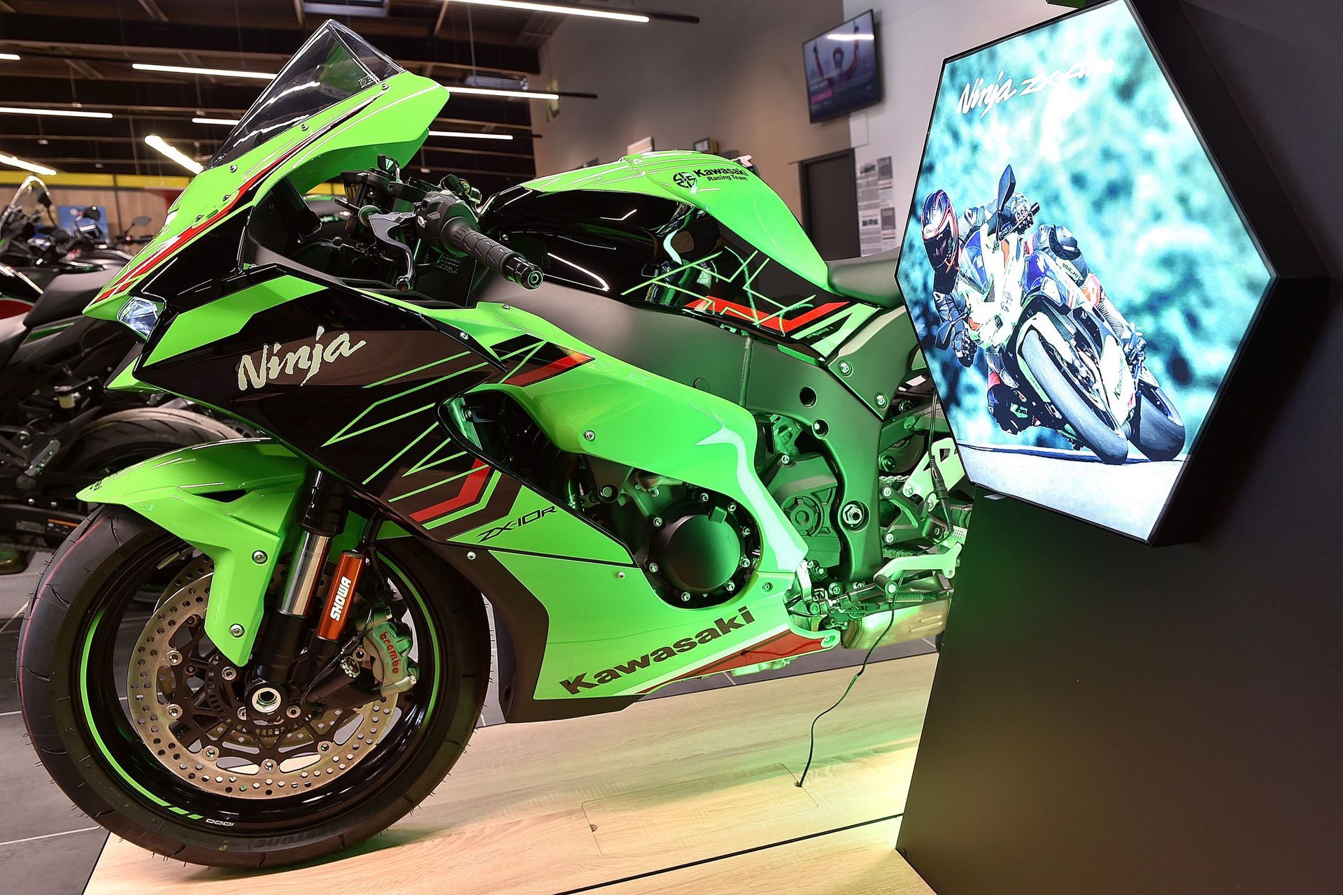 Moto Kawasaki verte exposée en magasin