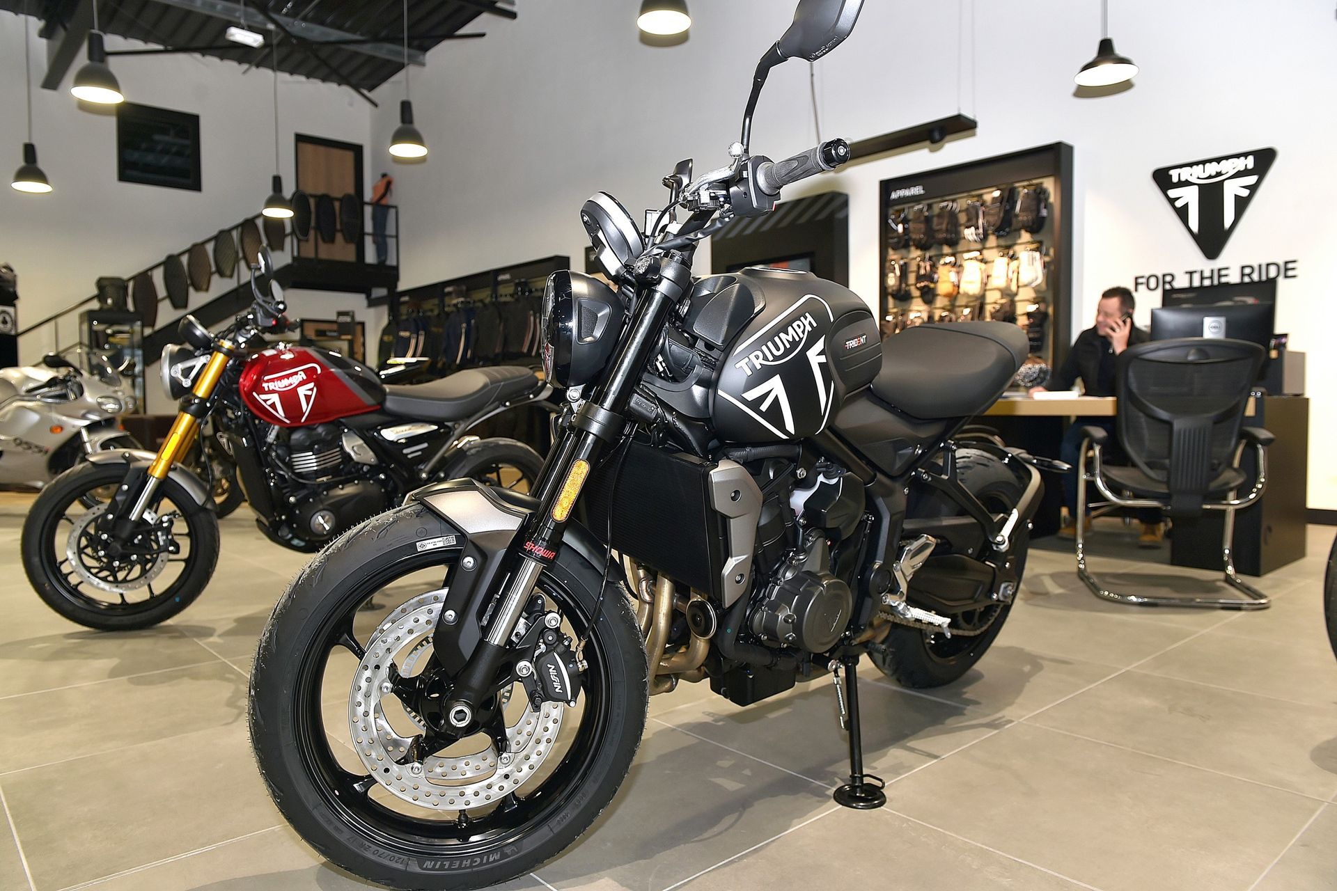 Moto Triumph exposée dans un magasin