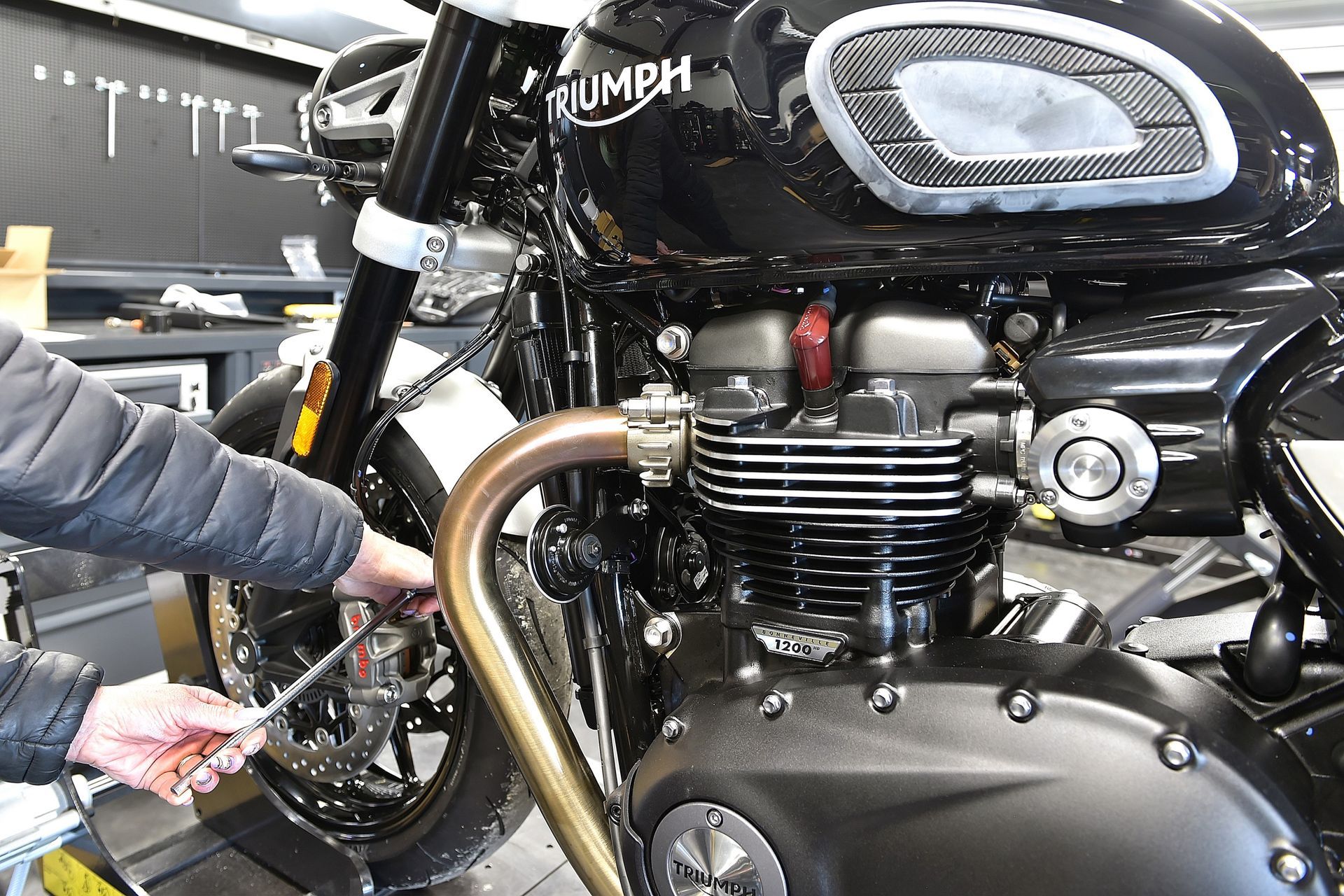 Moto de la marque Triumph en pleine révision