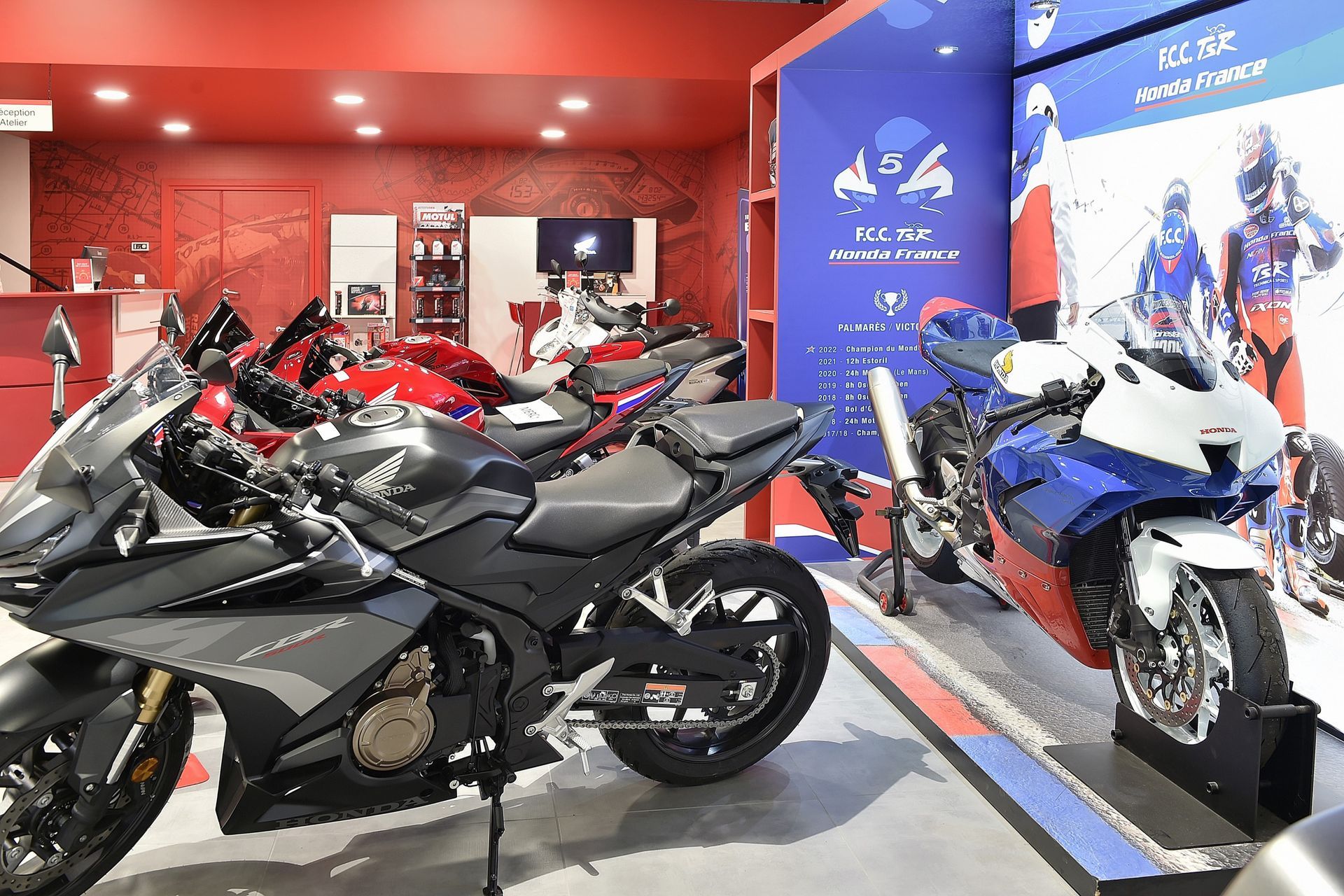 Motos Honda exposées en magasin