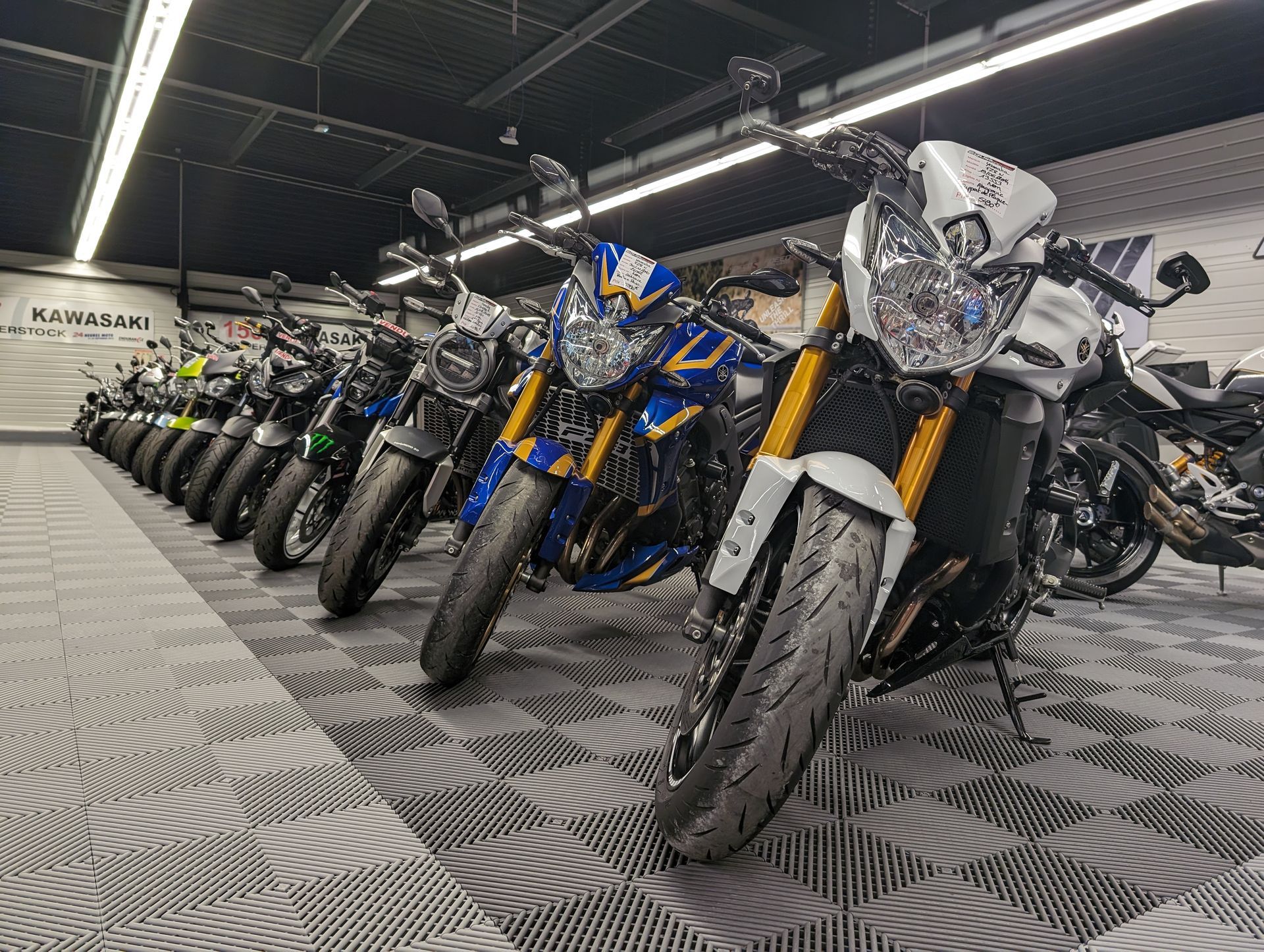 Motos exposées dans le magasin