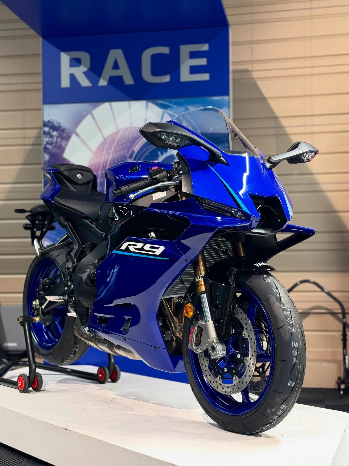 Focus sur une moto Triumph noire