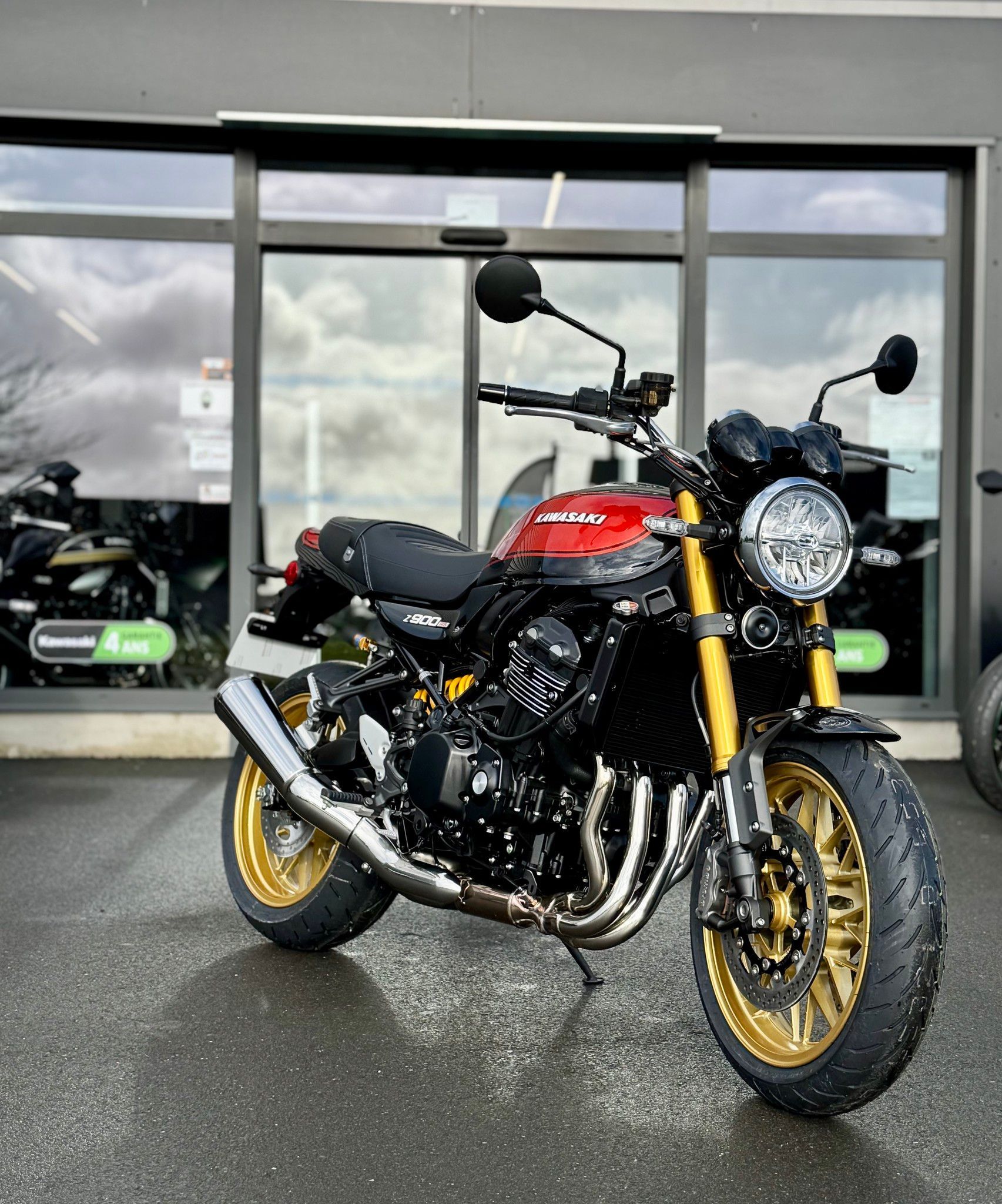 Motard ayant la main sur le frein d'une moto