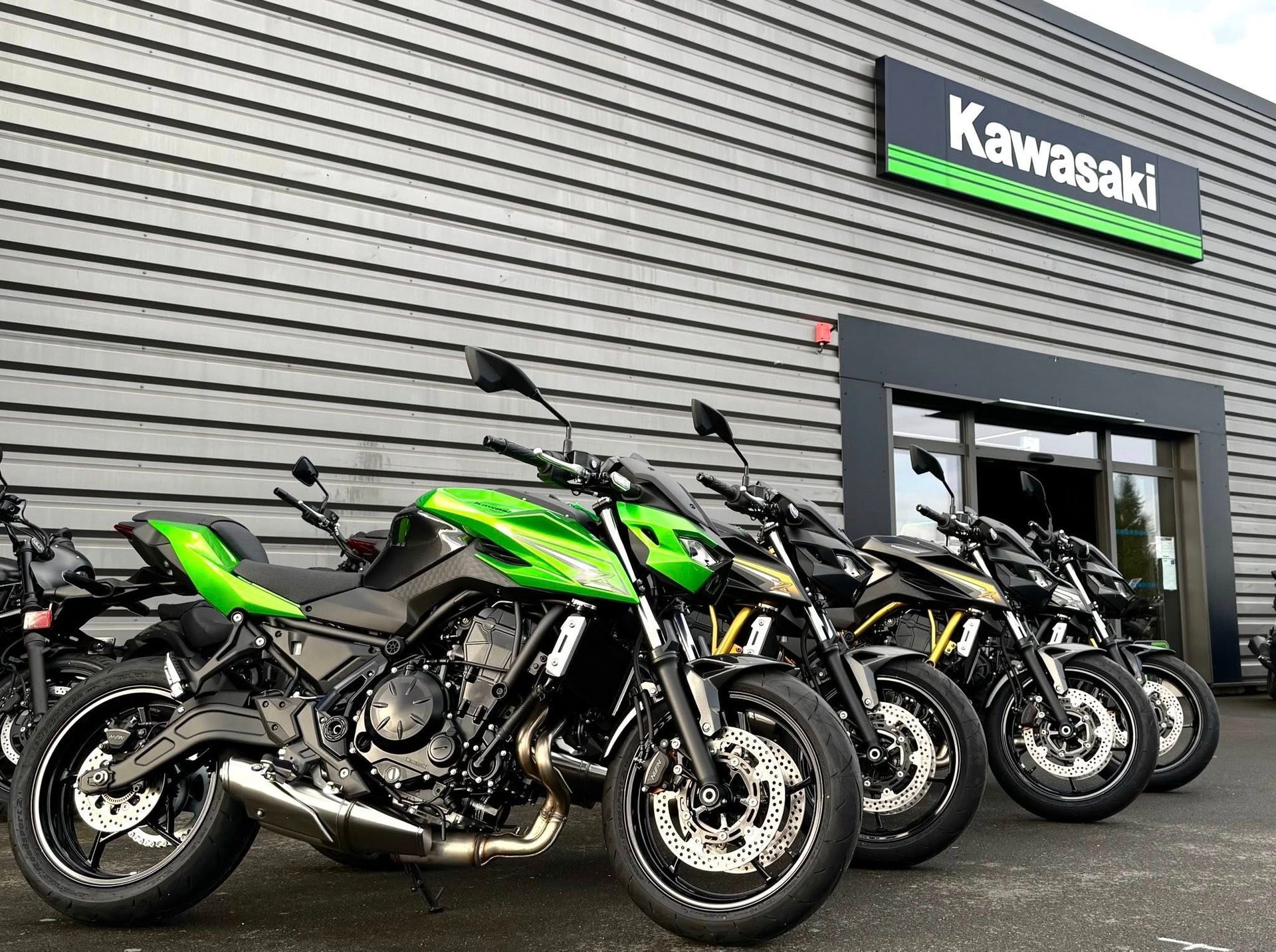 Moto Kawasaki verte exposée en magasin