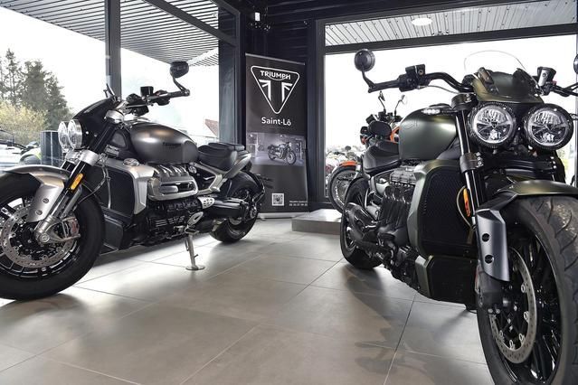 Moto de la marque Triumph dans un showroom