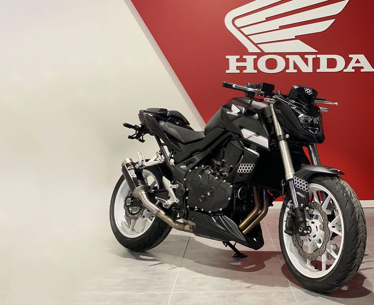 Moto de la marque Honda dans un showroom 