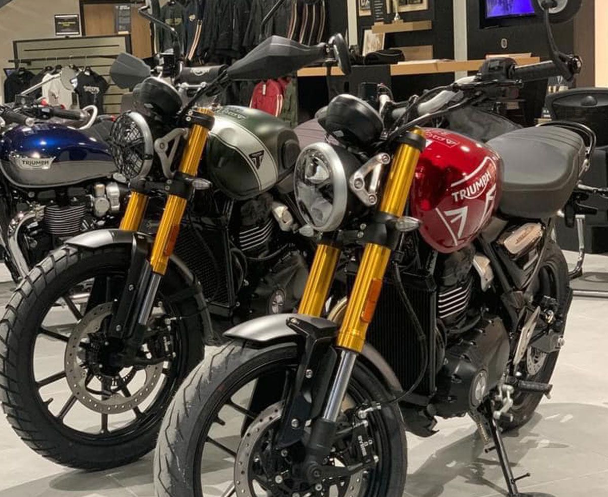 Deux motos de genre rétro