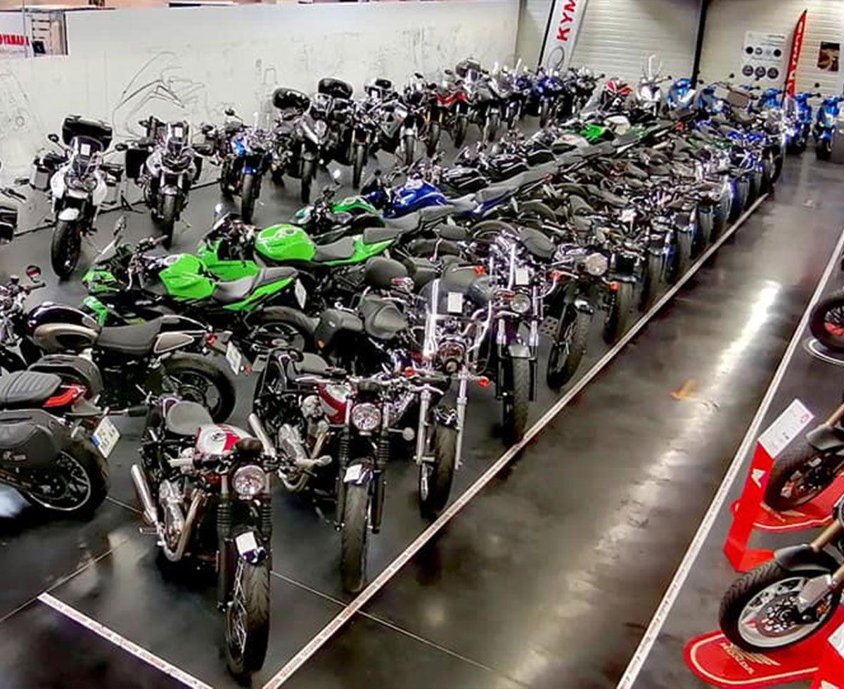 Exposition de plusieurs motos alignées dans un magasin