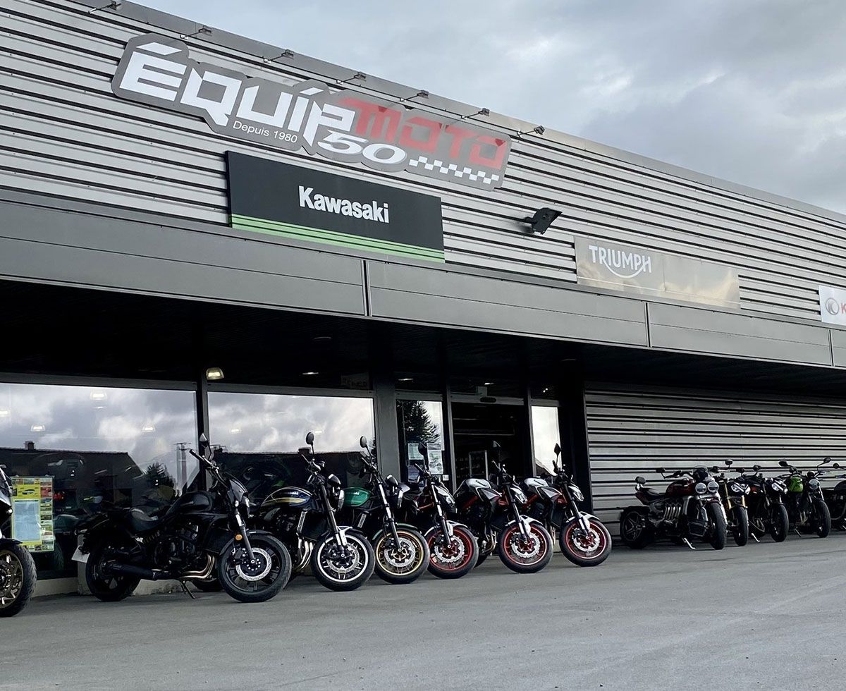 Motos garées devant l'enseigne Equip'Moto50