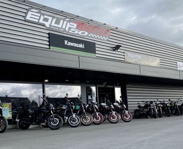 Motos garées devant l'enseigne EQUIP’MOTO50