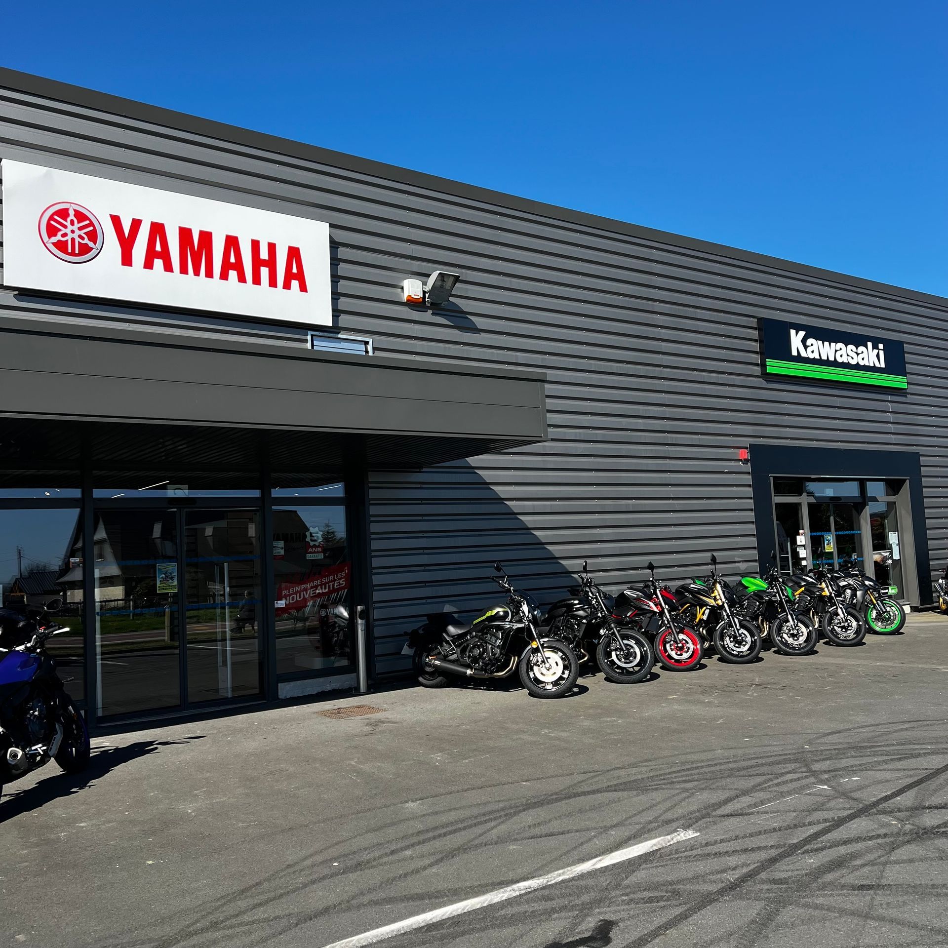 Motos garées devant l'enseigne EQUIP’MOTO50