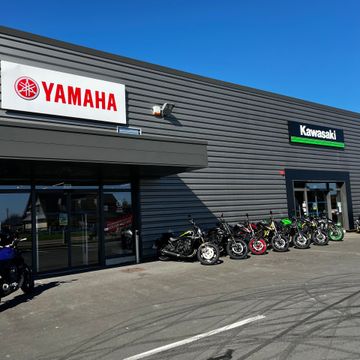 Motos garées devant l'enseigne EQUIP’MOTO50