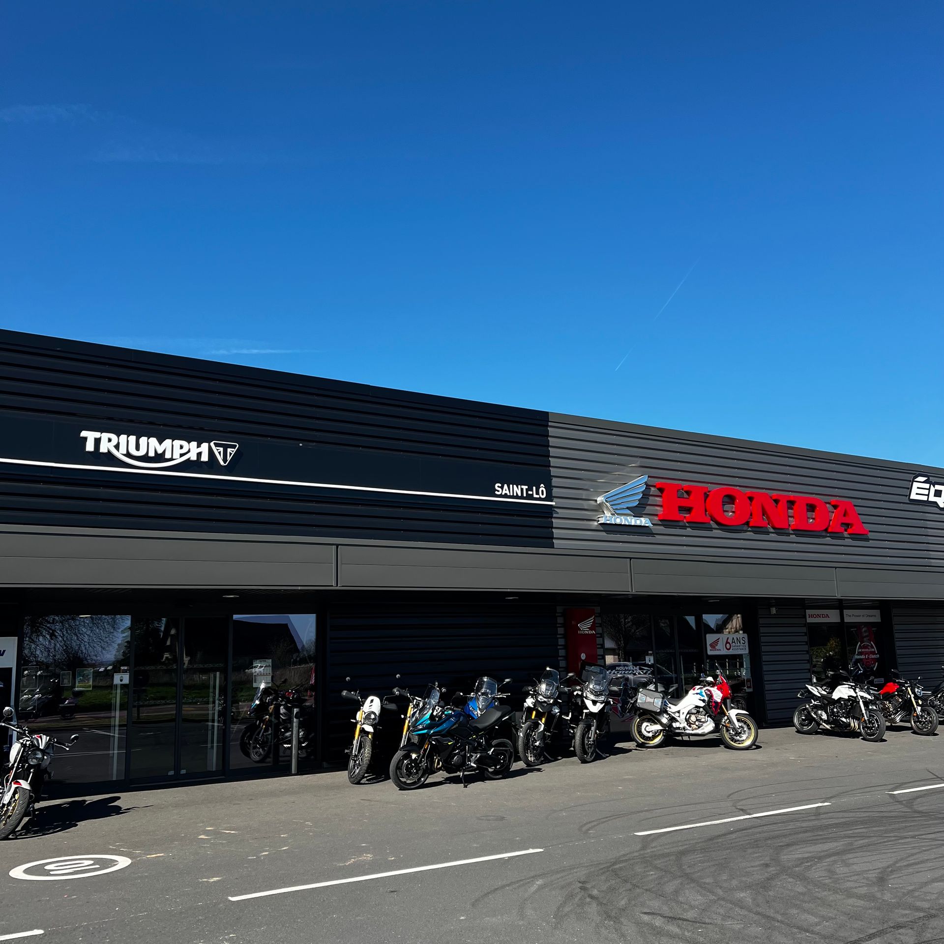 Moto sportive garée devant l'enseigne EQUIP’MOTO50