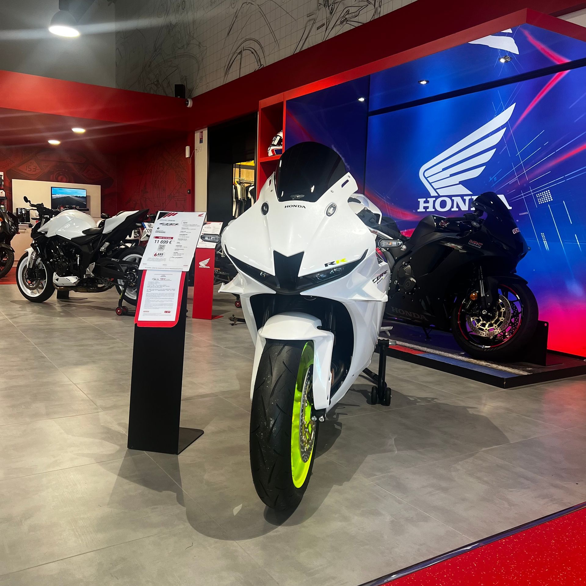 Moto de la marque Triumph dans un showroom 
