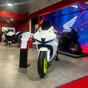 Moto de la marque Triumph dans un showroom 