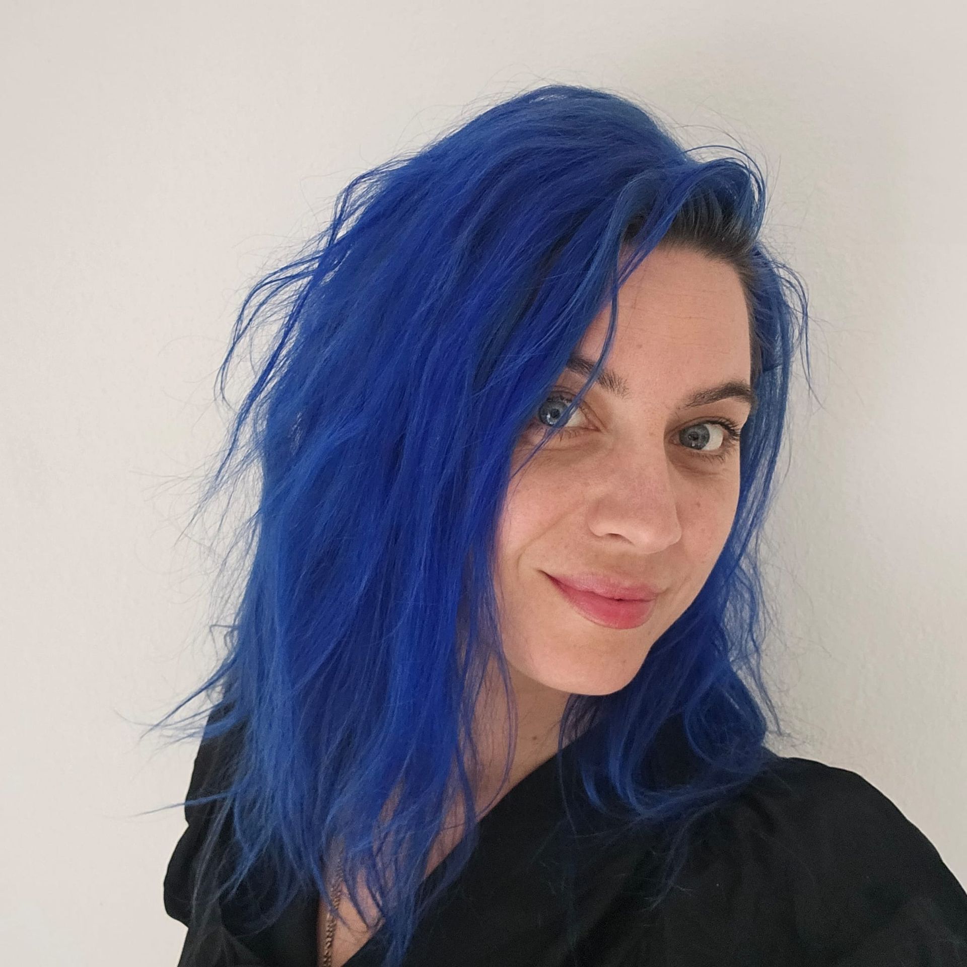 Donna sottoposta a manipolazione del collo; la persona tiene le mani sulla testa e sul collo.