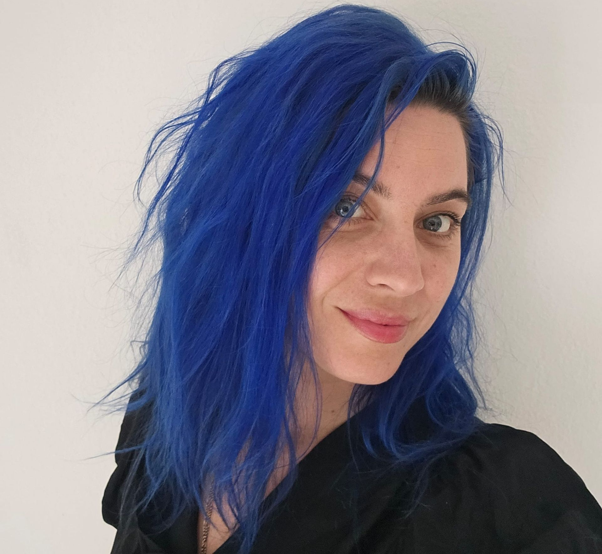 Donna sottoposta a manipolazione del collo; la persona tiene le mani sulla testa e sul collo.