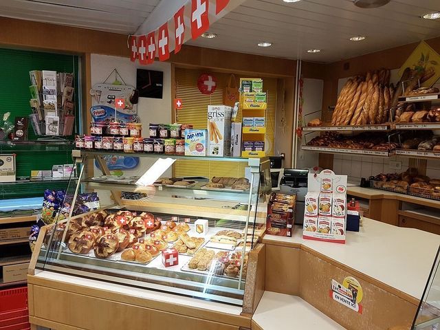 Une allée d'épicerie remplie de nombreux fruits et légumes.