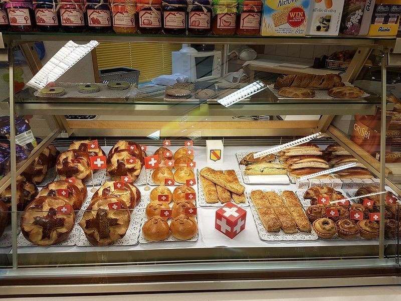 Une vitrine remplie d'une variété de pâtisseries dans une boulangerie.