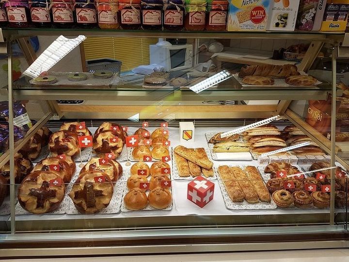 Une vitrine remplie d'une variété de pâtisseries dans une boulangerie.