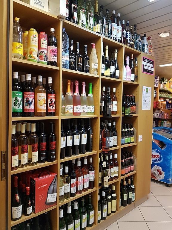 Un magasin rempli de nombreuses bouteilles de vin