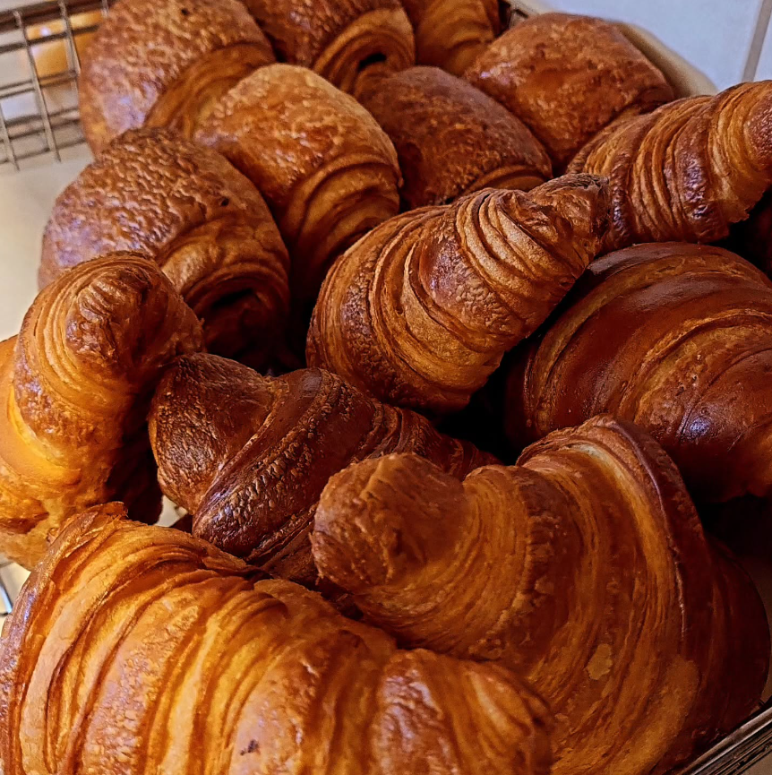 Une vitrine remplie d'une variété de pâtisseries dans une boulangerie.