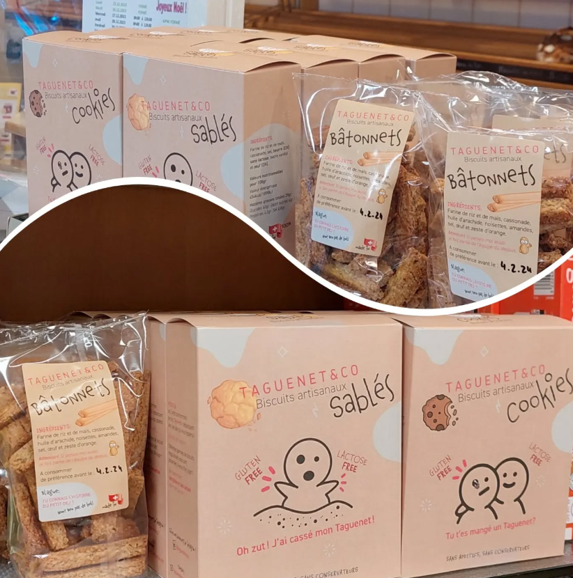 Une boulangerie avec de nombreux types de pain différents sur les étagères