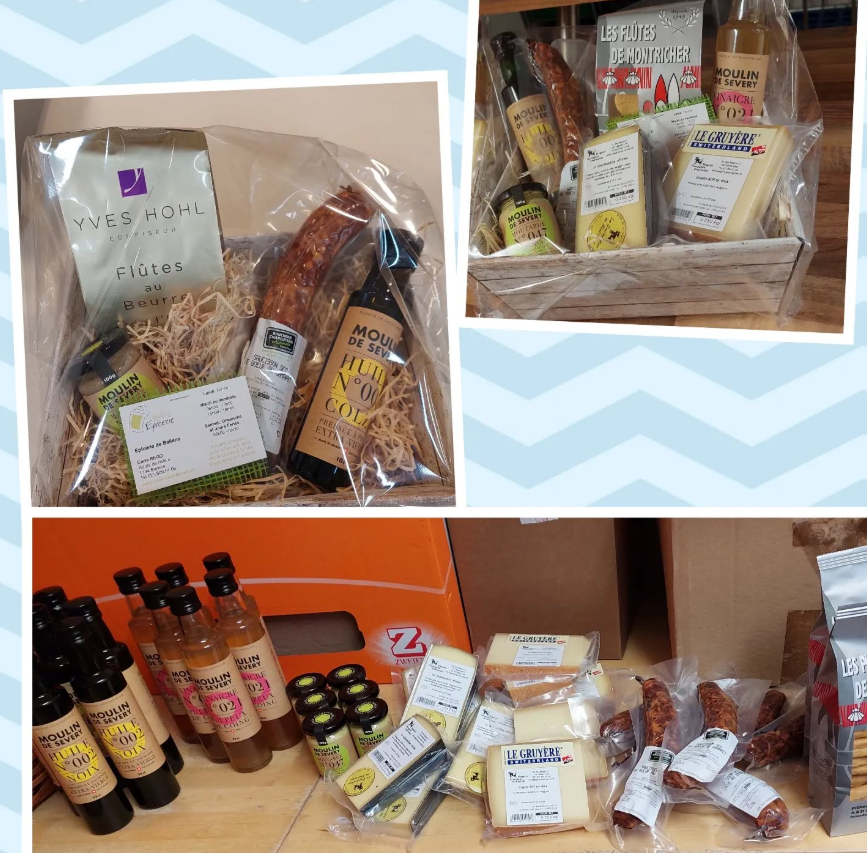 Une rangée de réfrigérateurs dans une épicerie remplie d'aliments surgelés.