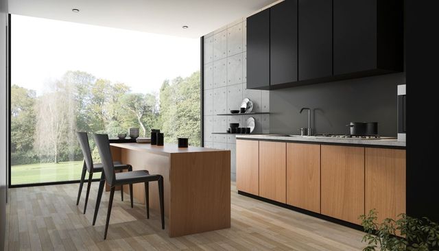 Cocina moderna con gabinetes de madera, gabinetes superiores negros y una gran ventana con vista a los árboles.