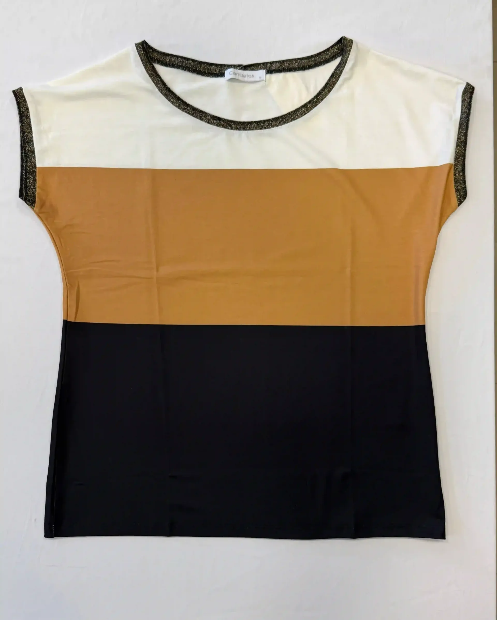 Camiseta de manga corta con bloques de color en blanco, beige y negro con ribete estampado.