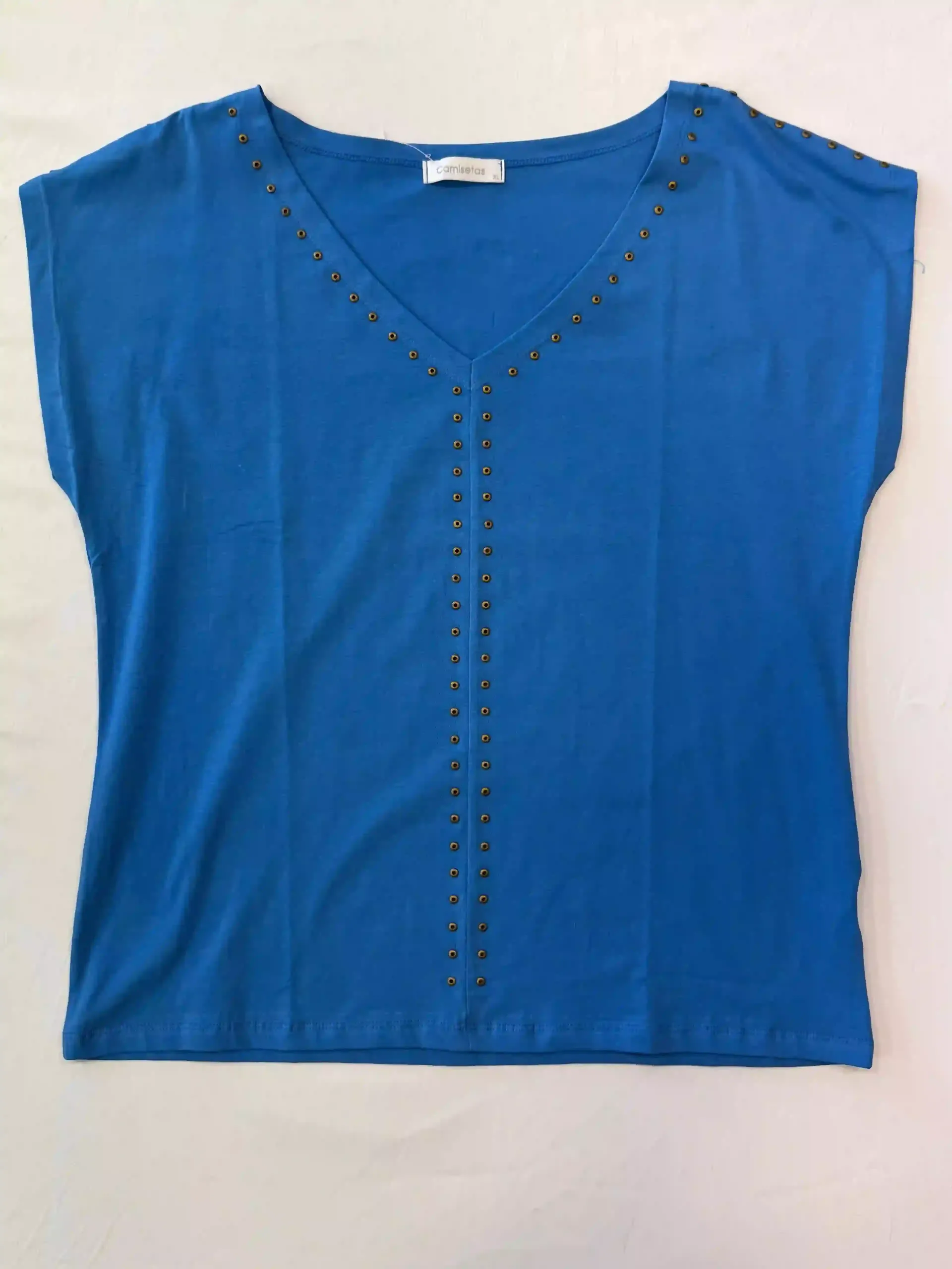 Top azul de manga corta con escote en V y ribete de botones decorativos sobre fondo blanco.