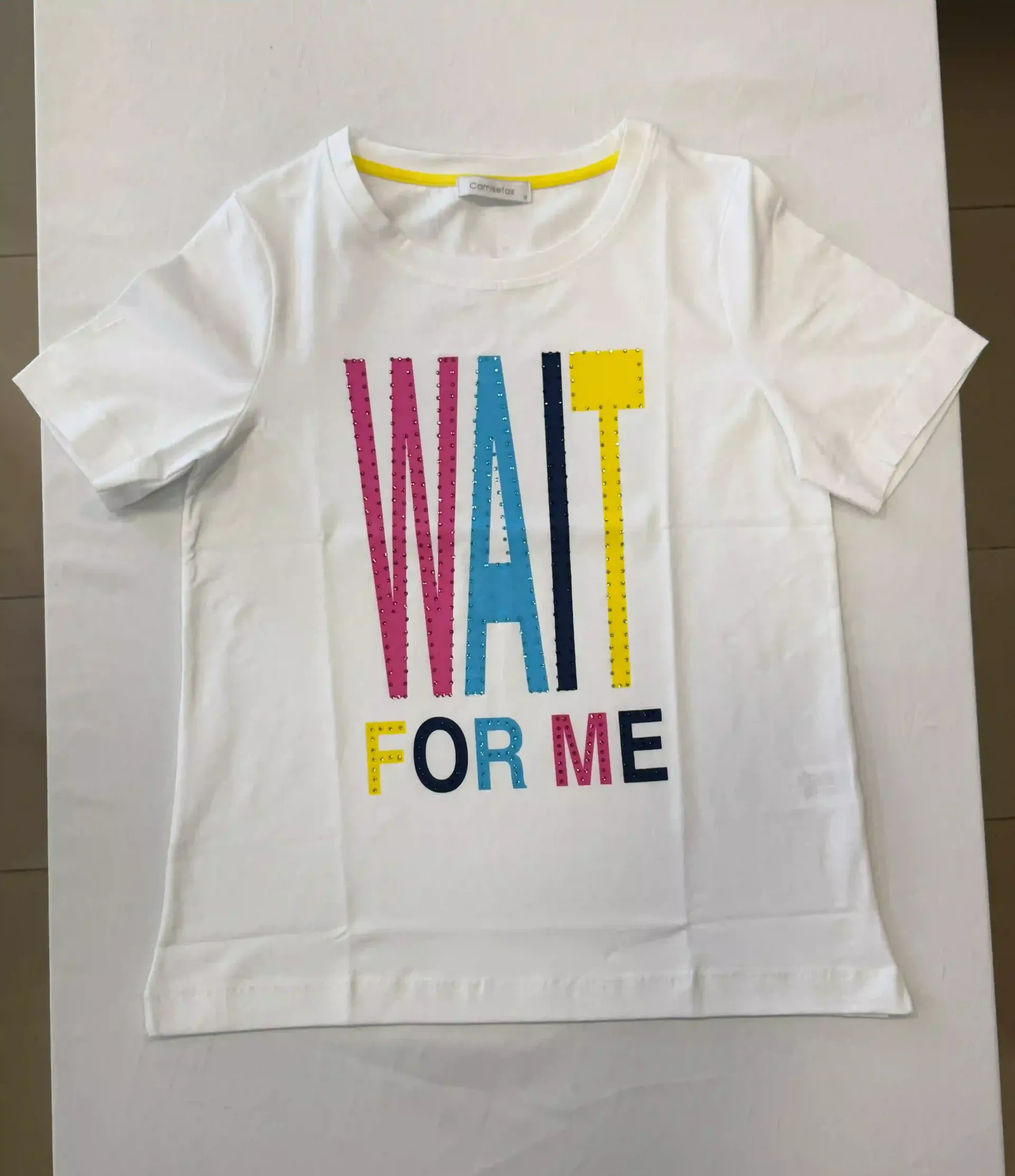 Camiseta blanca con el texto colorido