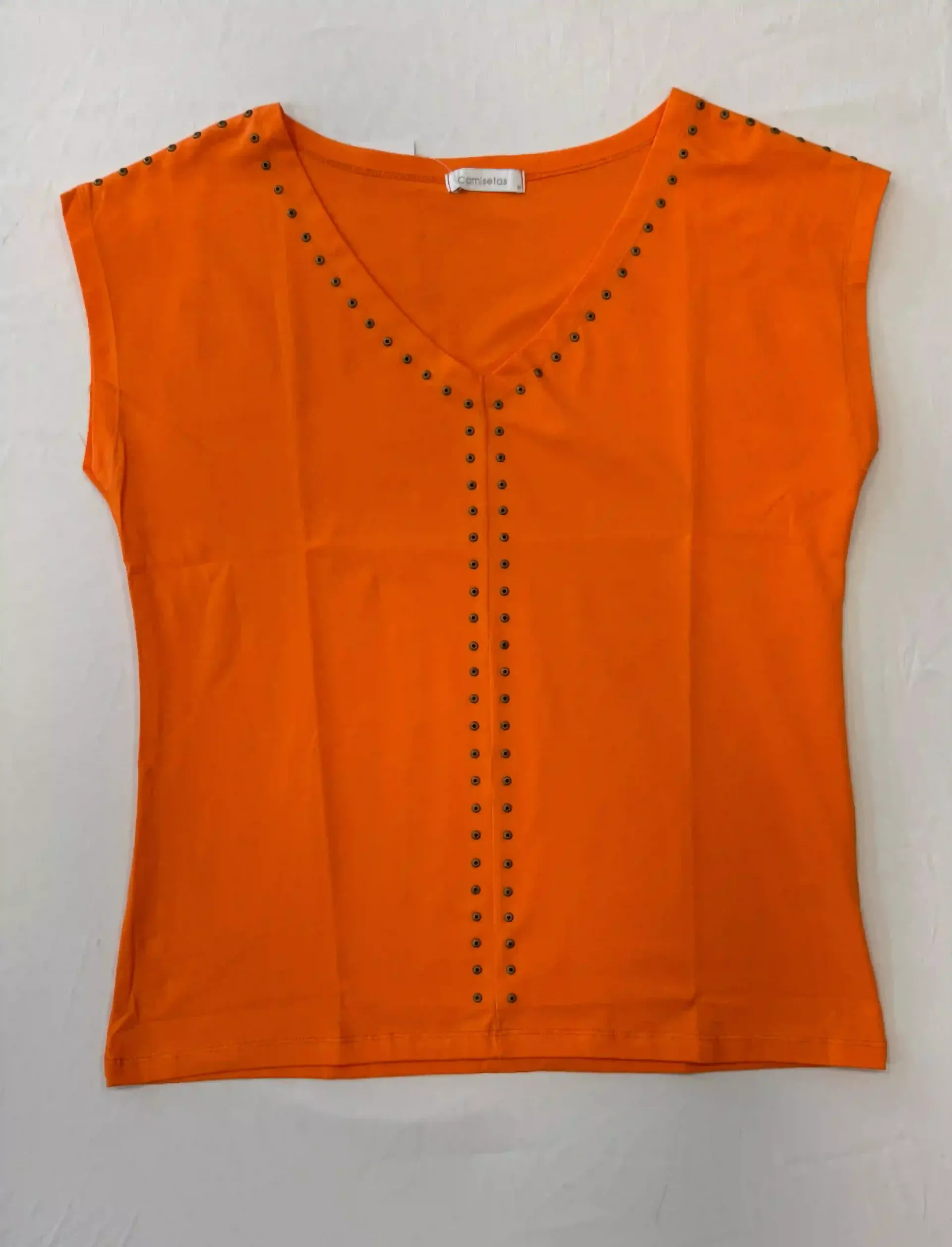 Top naranja sin mangas con escote en V y detalles decorativos de tachuelas en la parte delantera.