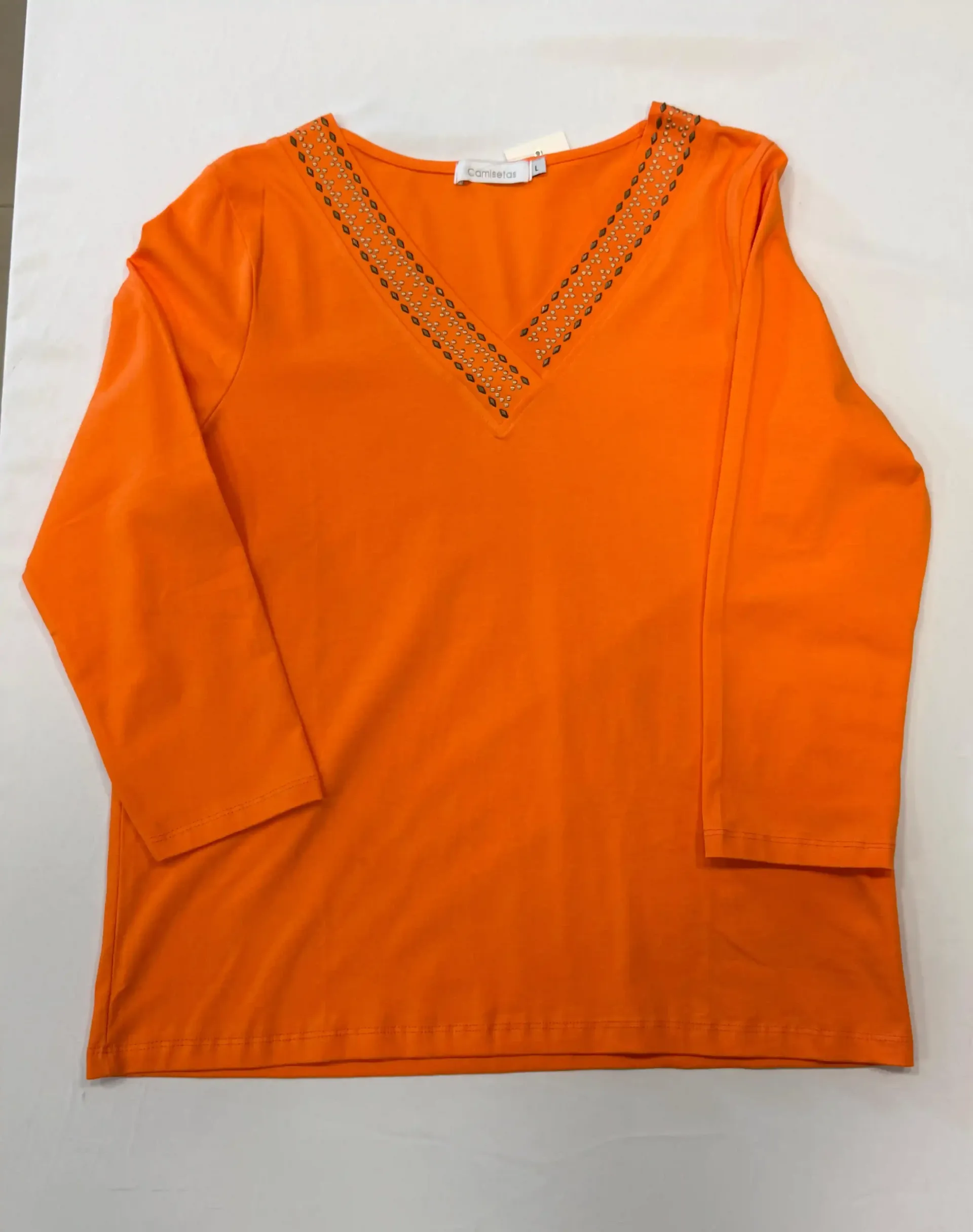 Top naranja de manga larga con escote en V y ribete decorativo, extendido sobre un fondo blanco.