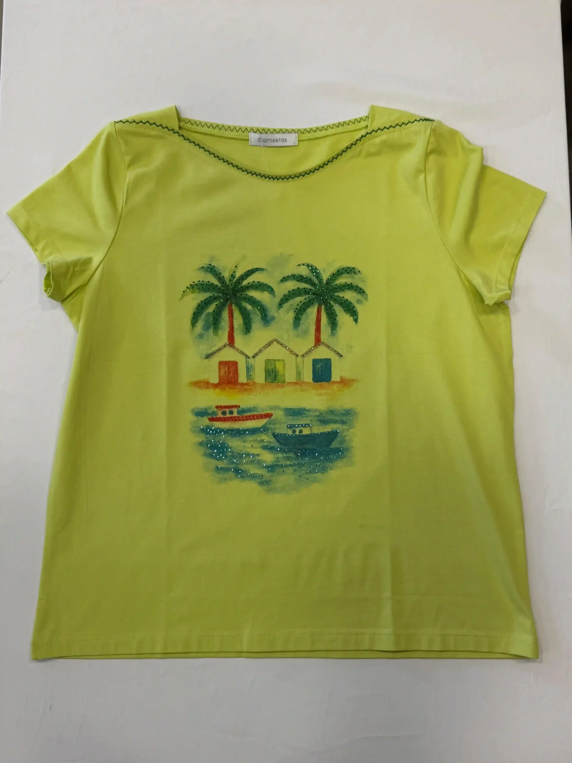 Camiseta verde lima con estampado de palmeras tropicales y una puesta de sol en la playa.