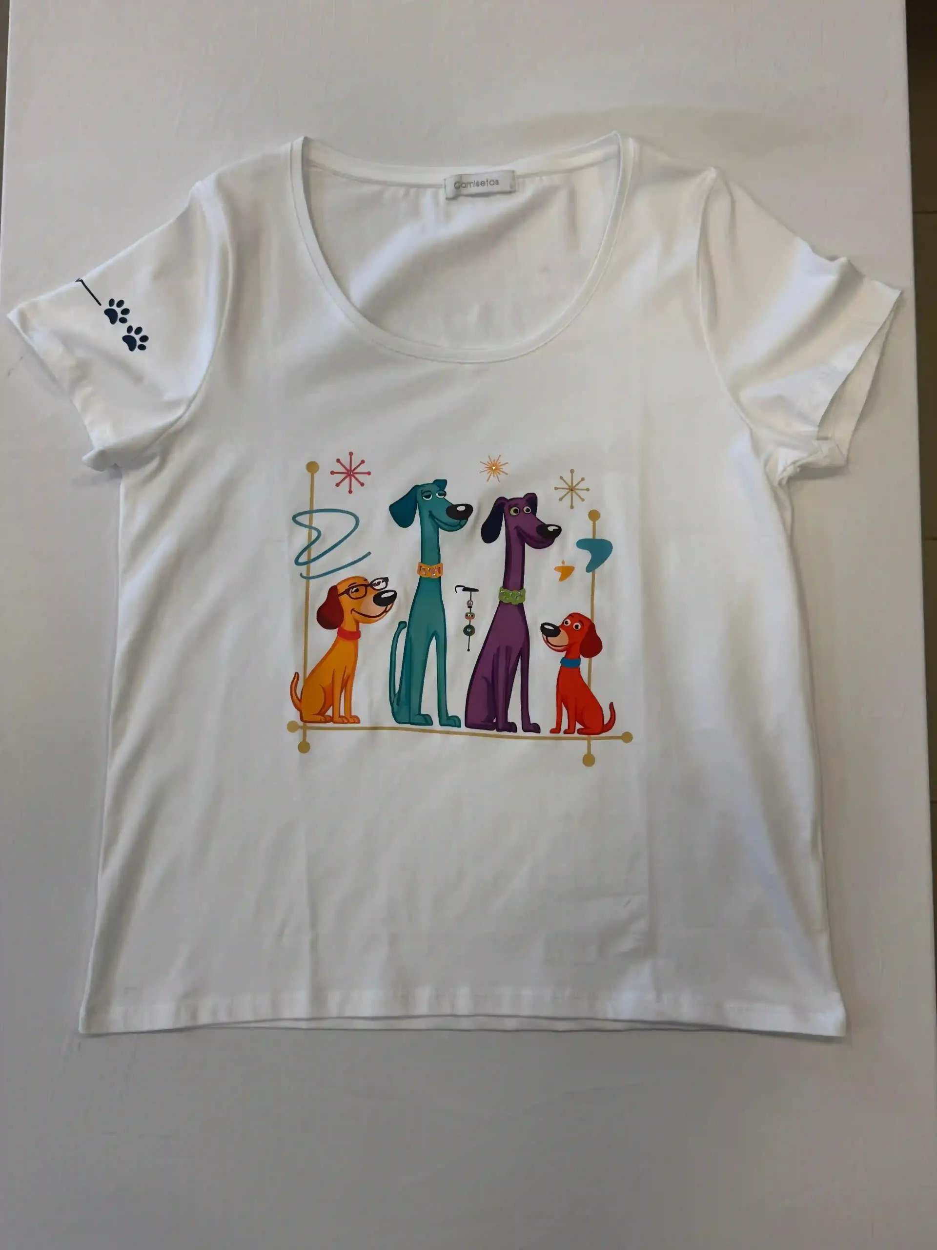 Camiseta blanca con un estampado colorido de jirafas y elefantes en el pecho.