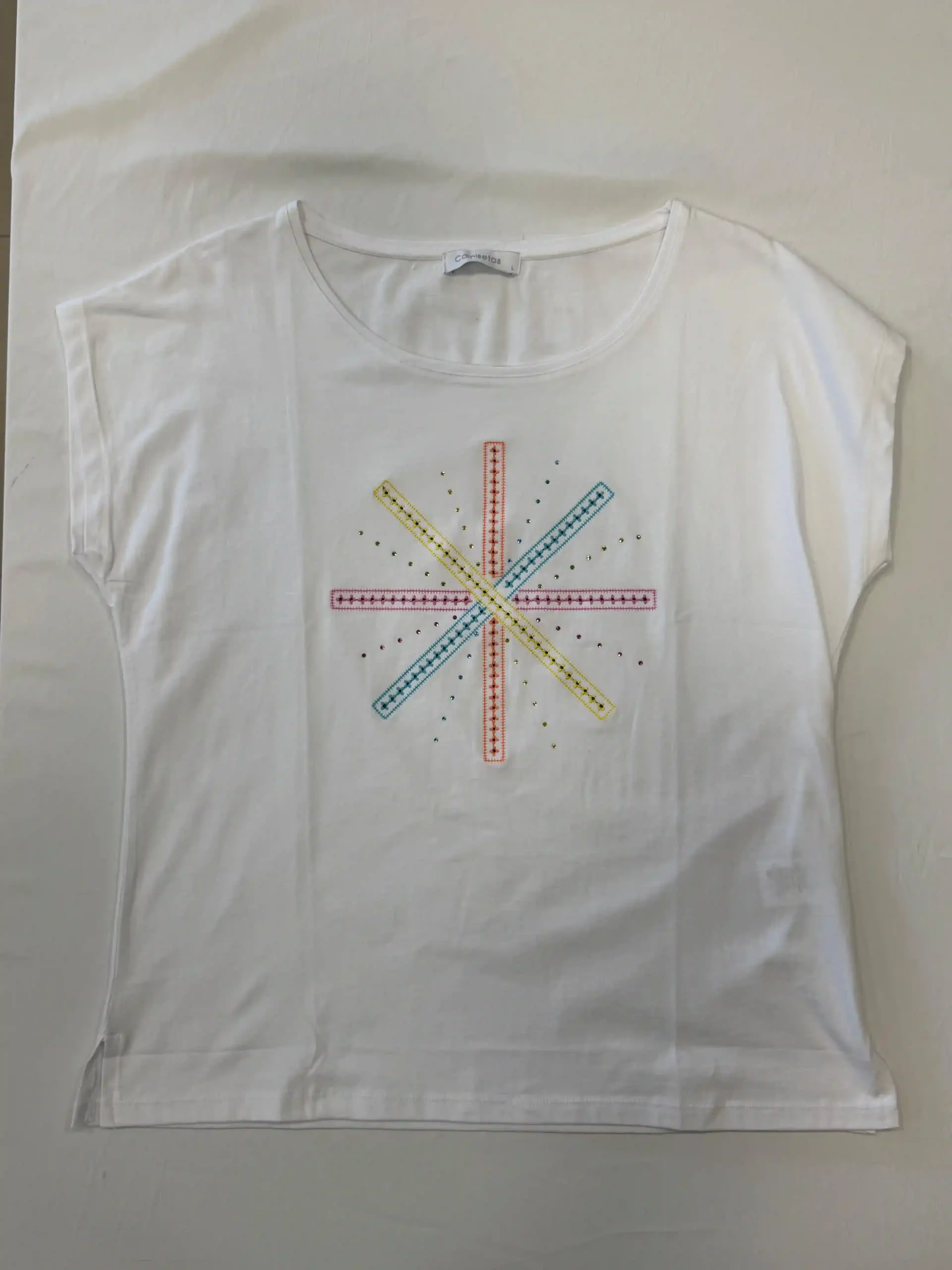 Camiseta blanca sin mangas con un colorido diseño de estrella centrado en el pecho.