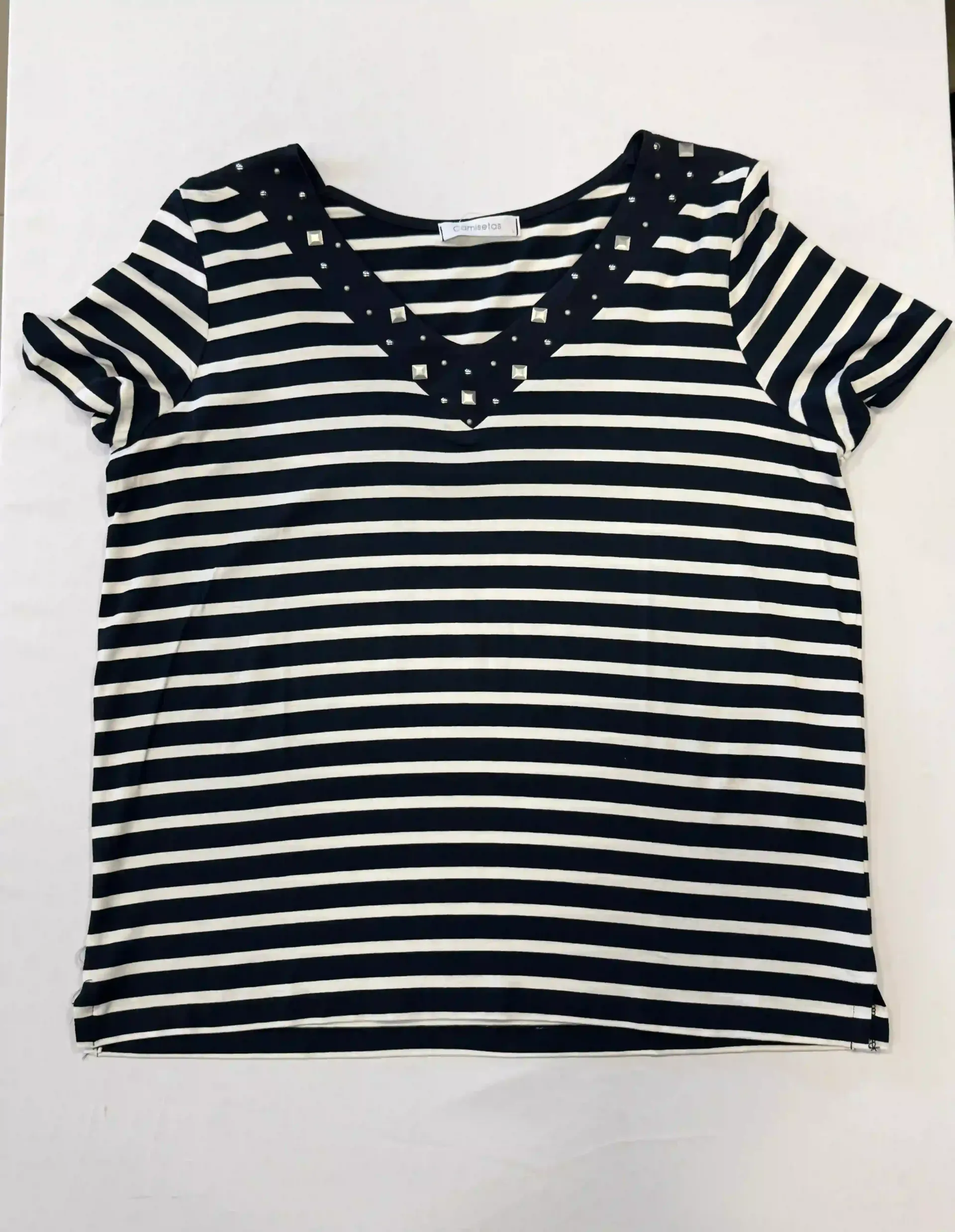 Camiseta de manga corta con cuello en V a rayas azul marino y blancas con detalle de ribete de encaje.