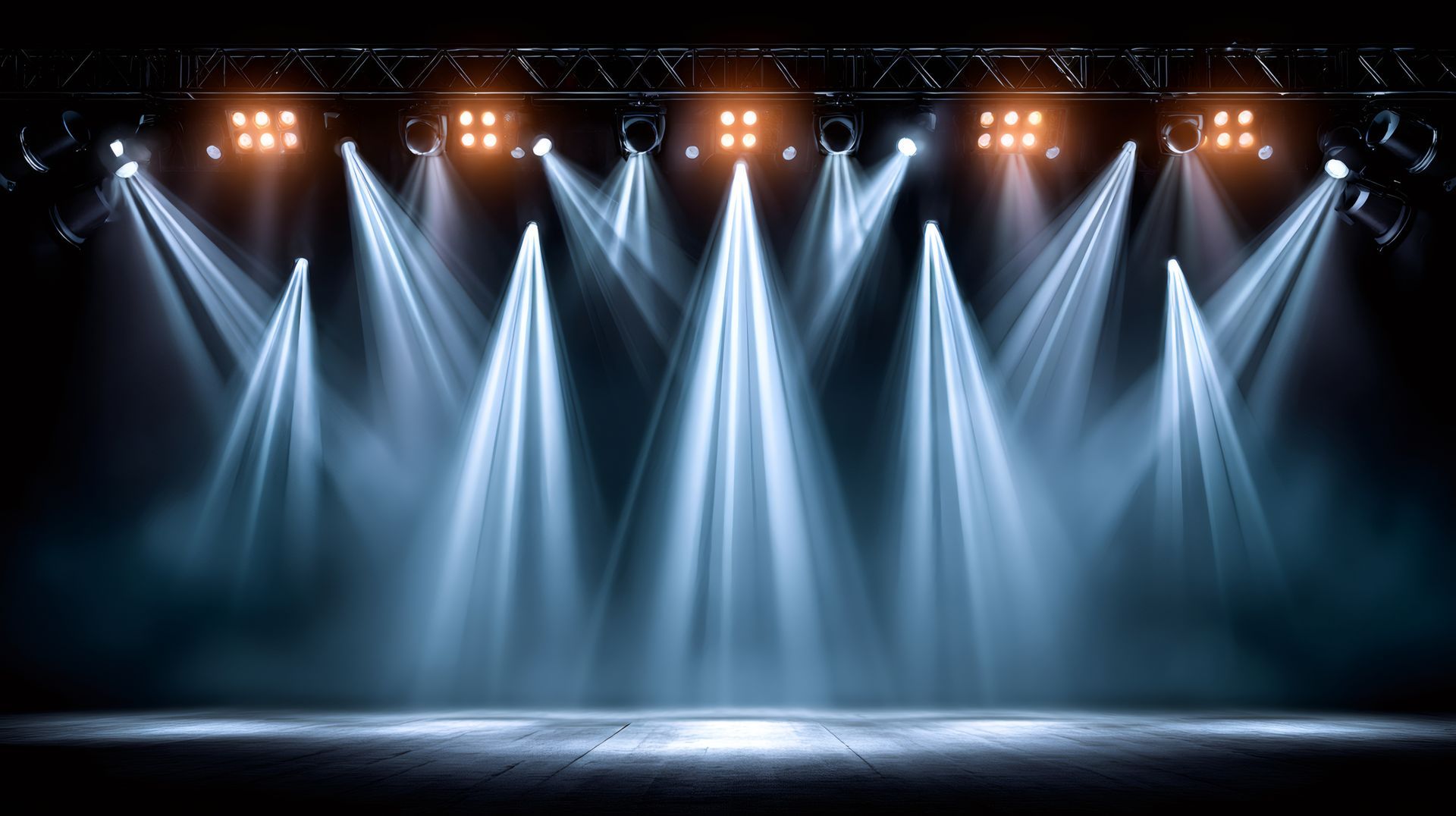 Scène éclairée par des projecteurs blancs éclatants.