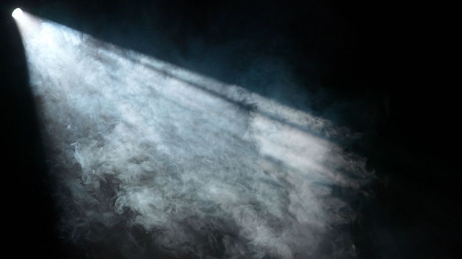 Un faisceau lumineux perce l'air sombre et brumeux.