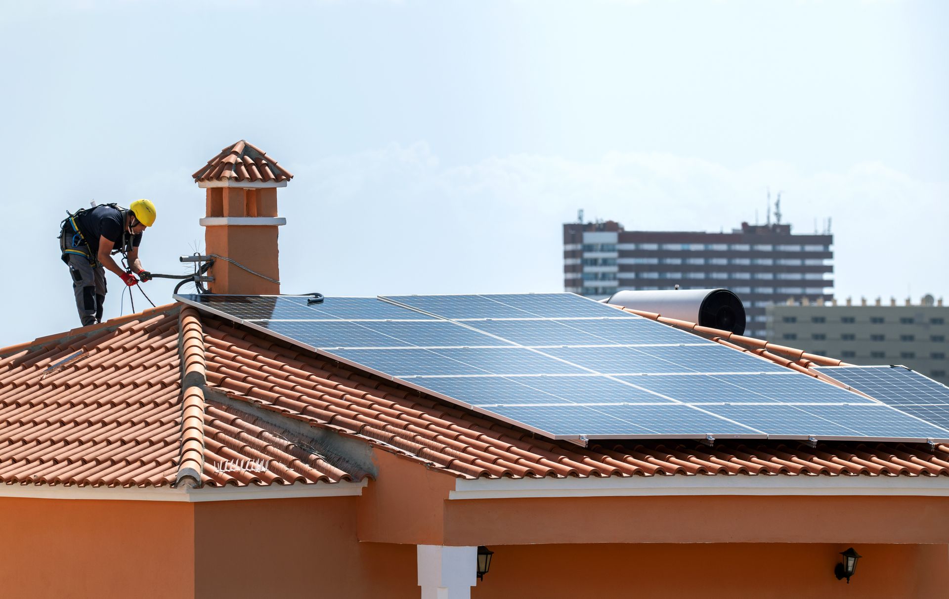 Un installateur de panneaux photovoltaïques sur un toit
