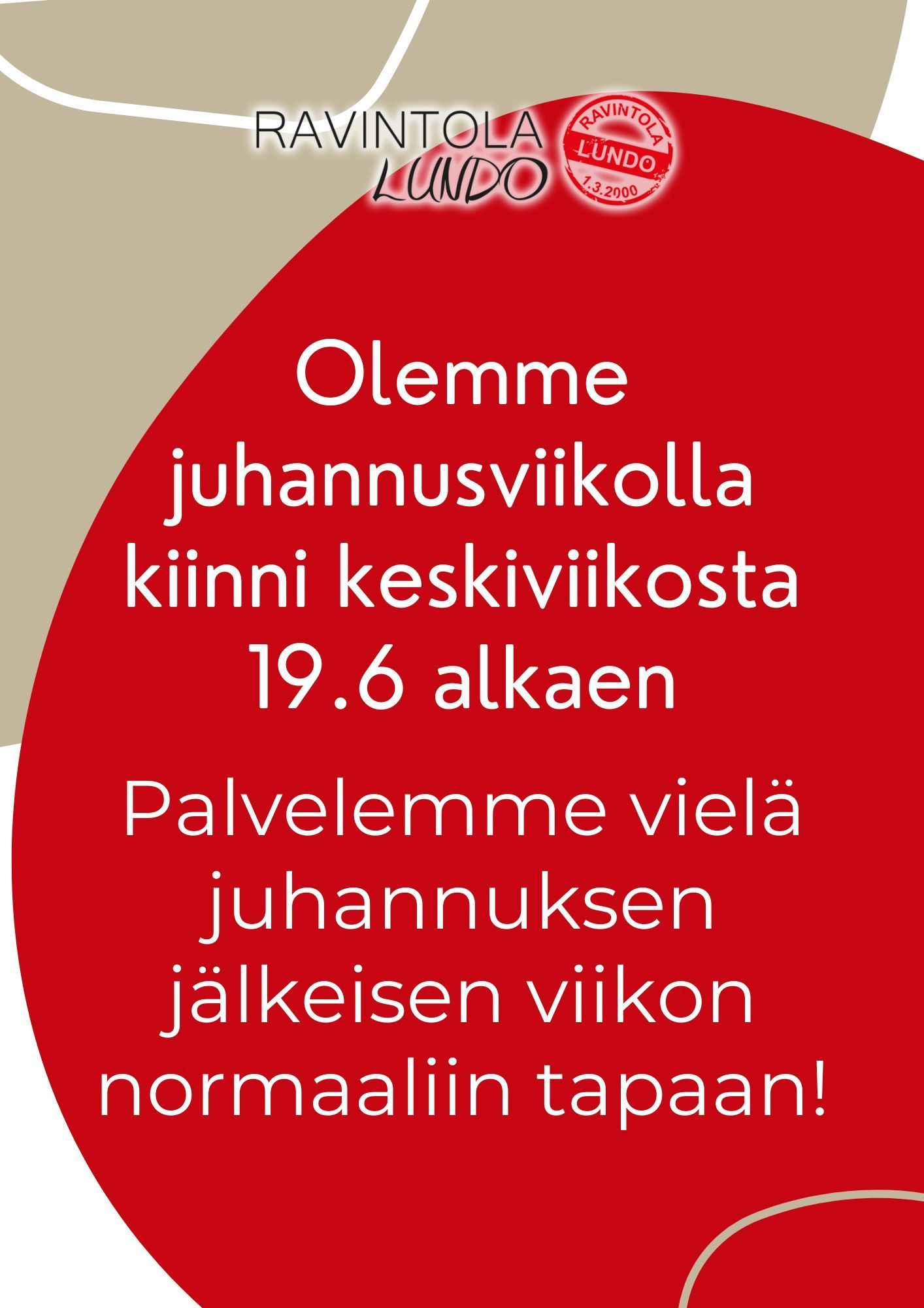 Moderni valkoinen talo mustilla yksityiskohdilla ja puisella terassilla, sininen taivas yläpuolella.
